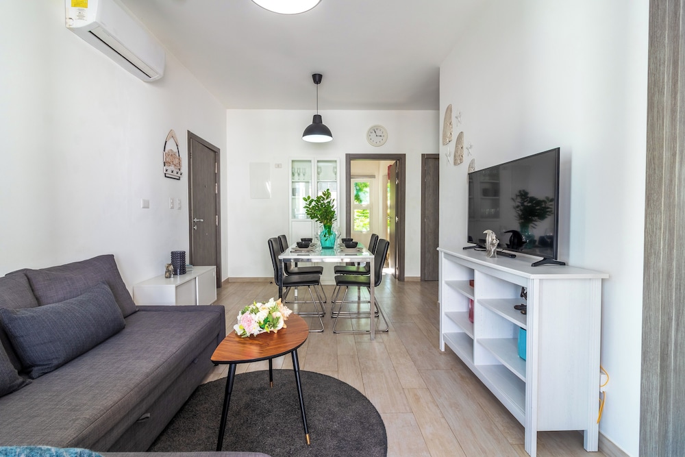Modern 2BR Apartment - Paseo del Mar