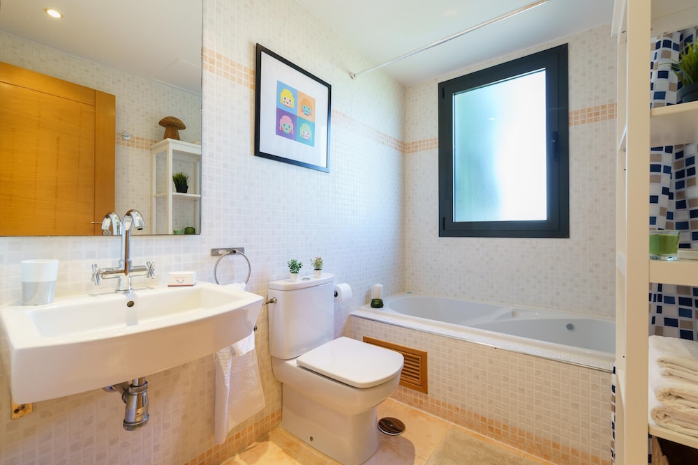 Sunset Seaview Corner With Pool en Estepona — bathroom