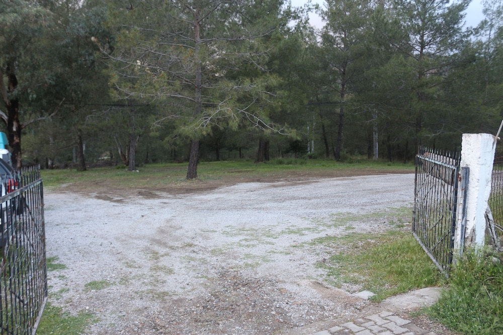 Fark Edenler Camping&Caravan&Bungalows view 2