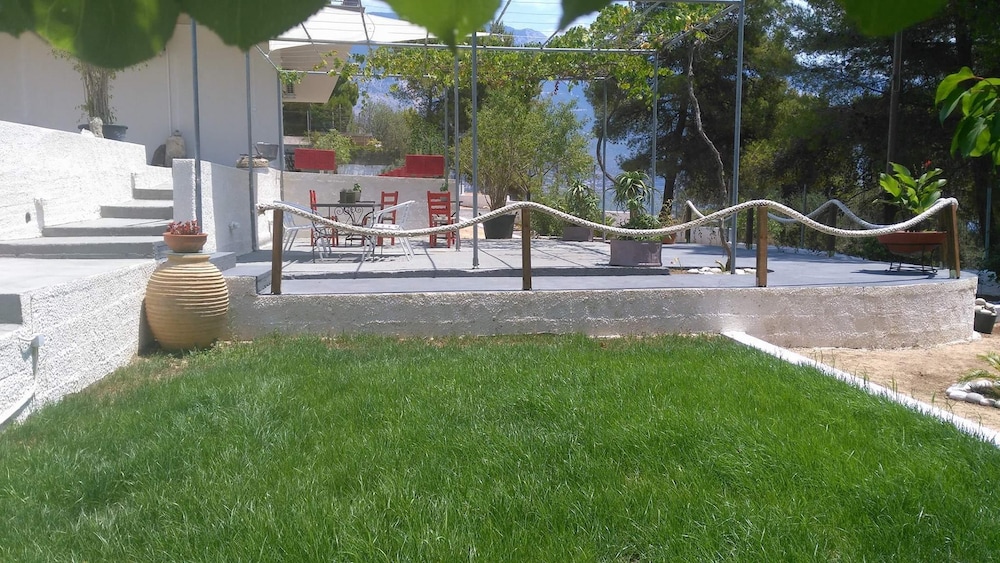 Pessada Bay Studios and Apartments