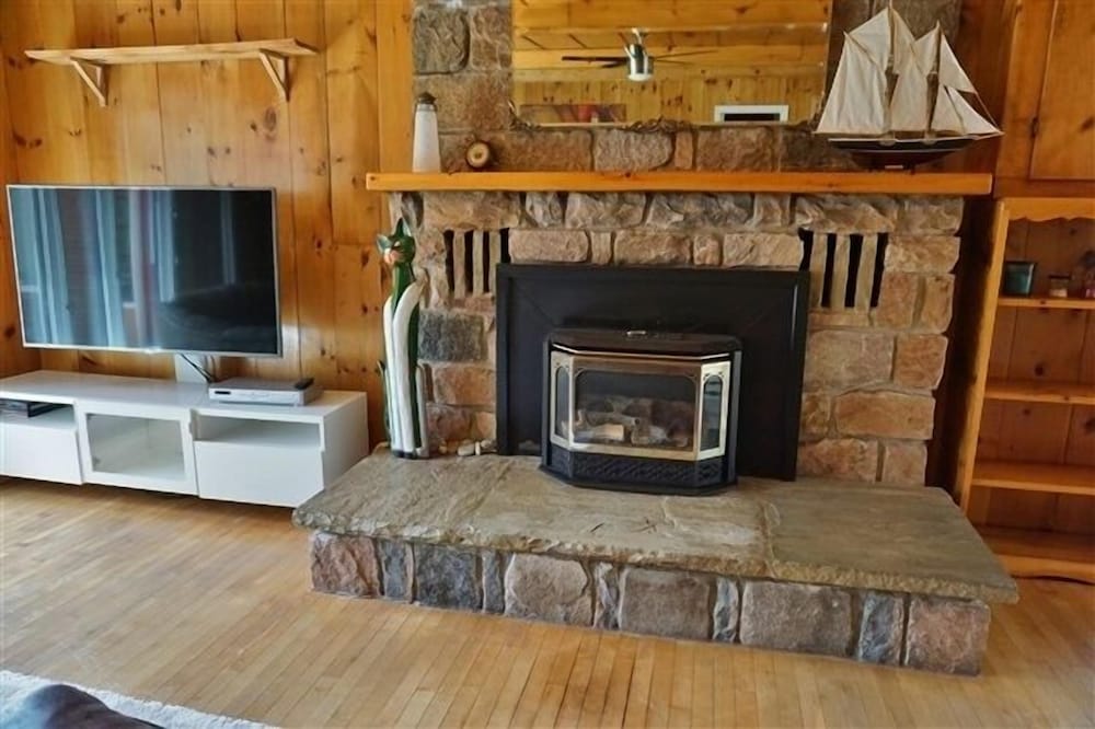 432 Weslemkoon Lake 4 Bedroom Cottage