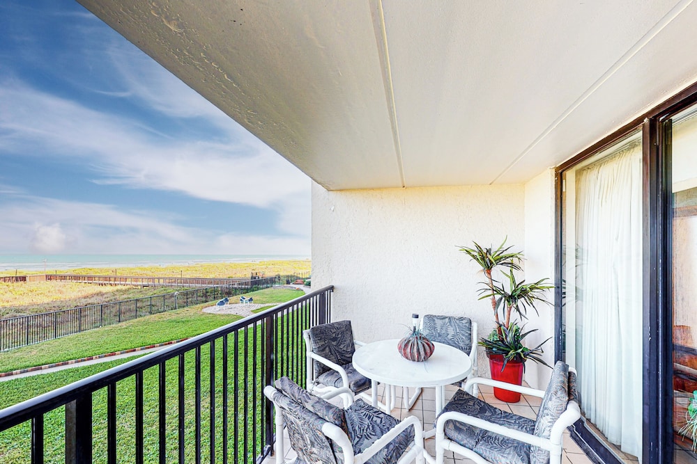 Gulf-view 3BR w/ Gourmet Kitchen, Tennis & Pools