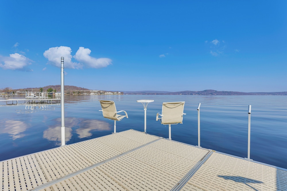 Lake Wisconsin Retreat w/ Dock: Great for Groups!