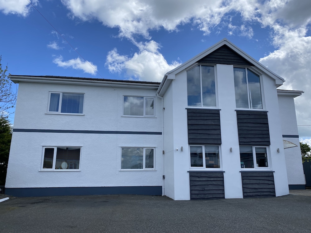 Hotel Gwynfryn Guest House Pembrokeshire - Image 1