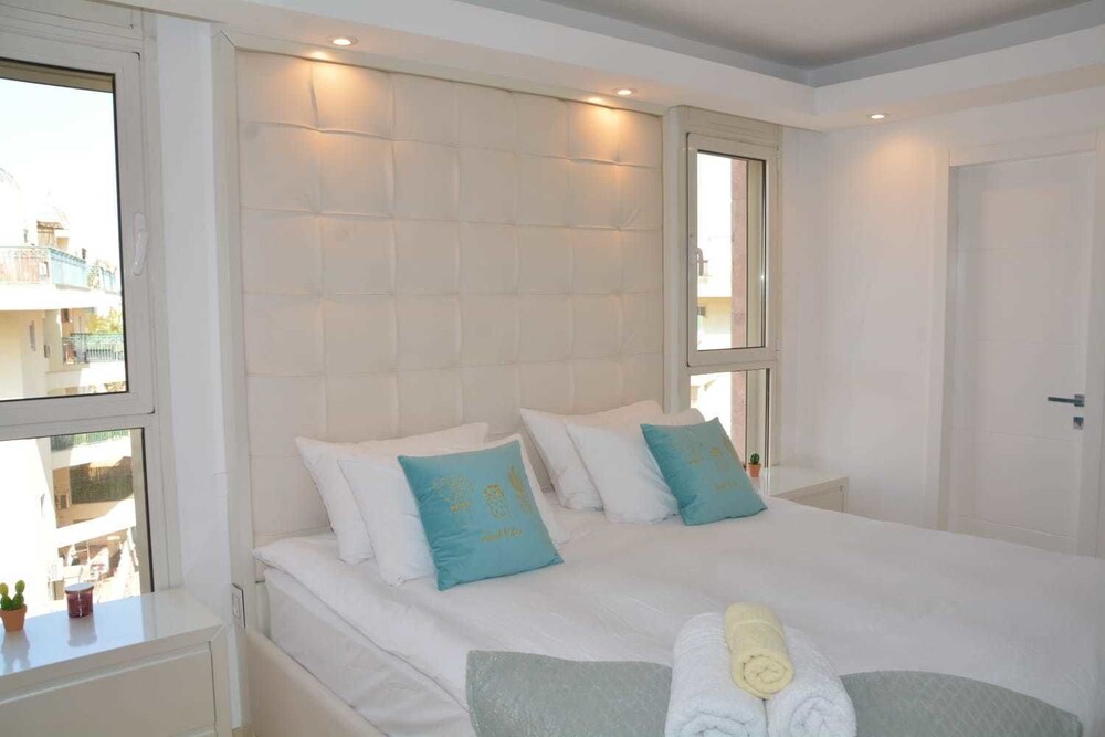 Renovated White 3BD next to Beach - Pool