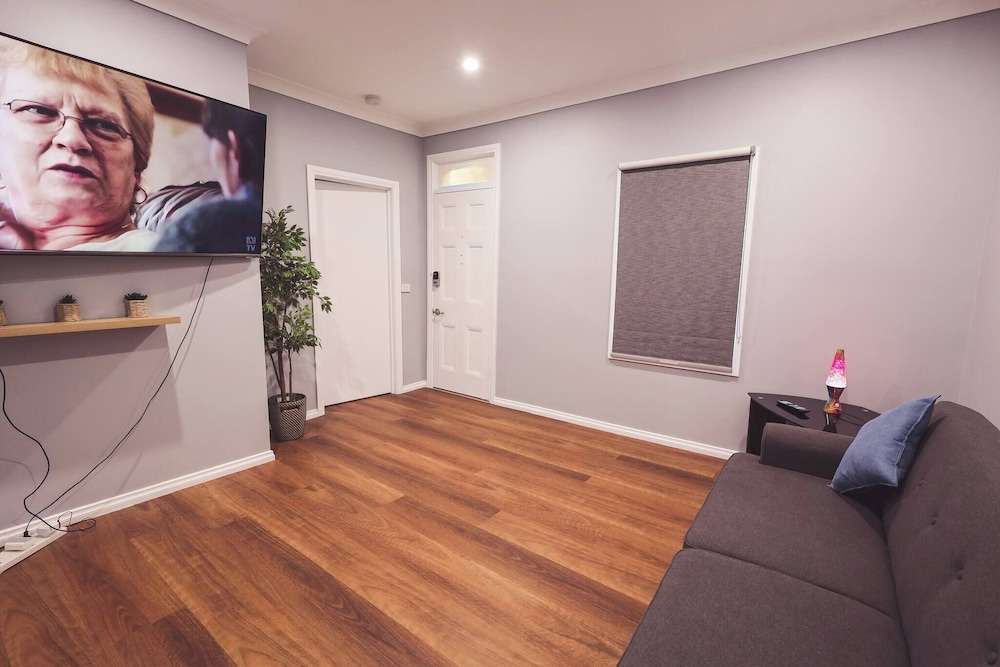 Cozy Family Home in Long Gully, Perfect for Relaxation