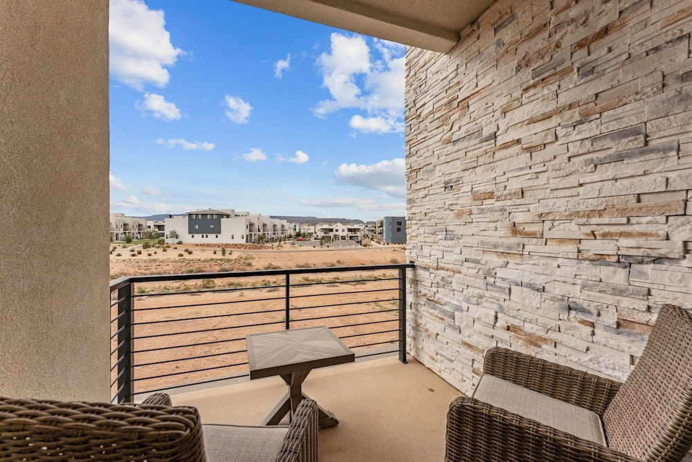 Adventure Central At Desert Color 6 Bedroom Townhouse