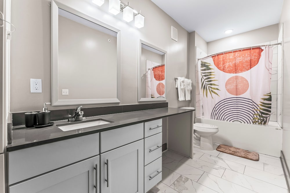 Monarch Apartments 15m to Parks, Pet Friendly, Free Parking by Heavenly Homes