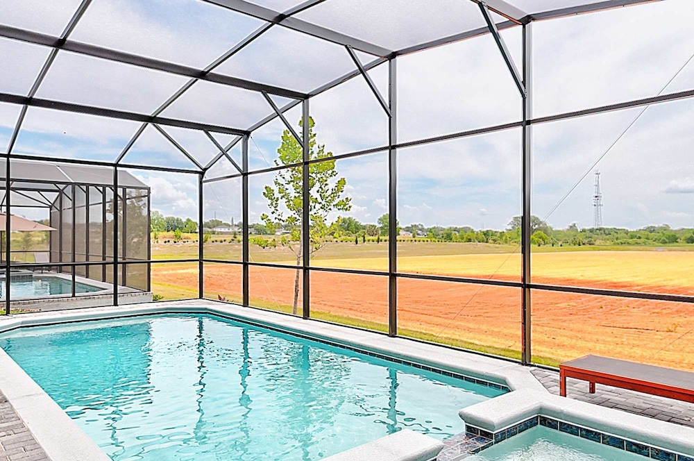 15807 Luxury 8 Bedroom Family Home With Game Room