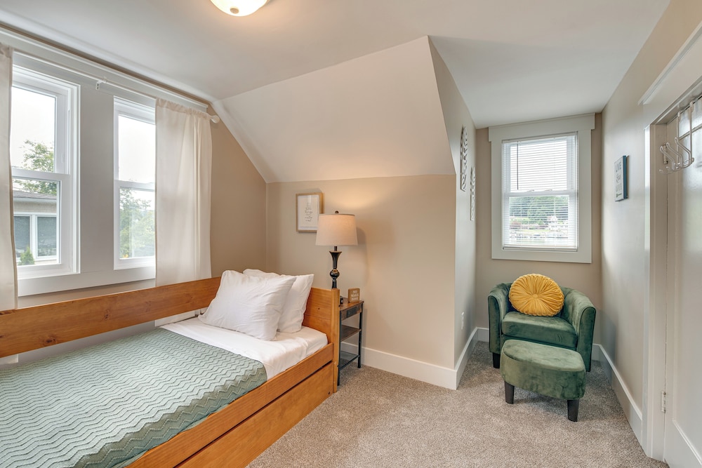 Recently Renovated Harveys Lake Retreat w/ Dock!