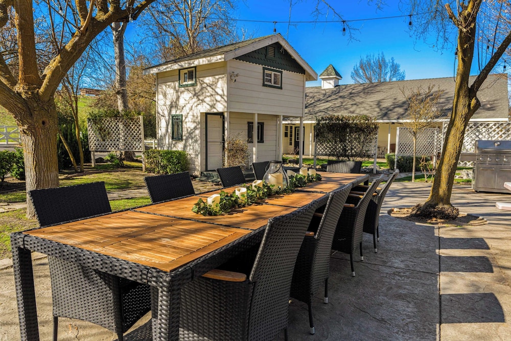 Victorian Manor In Paso Robles Wine Country + Pool, Hot Tub, Firepit, Tennis Court Sleeps 28
