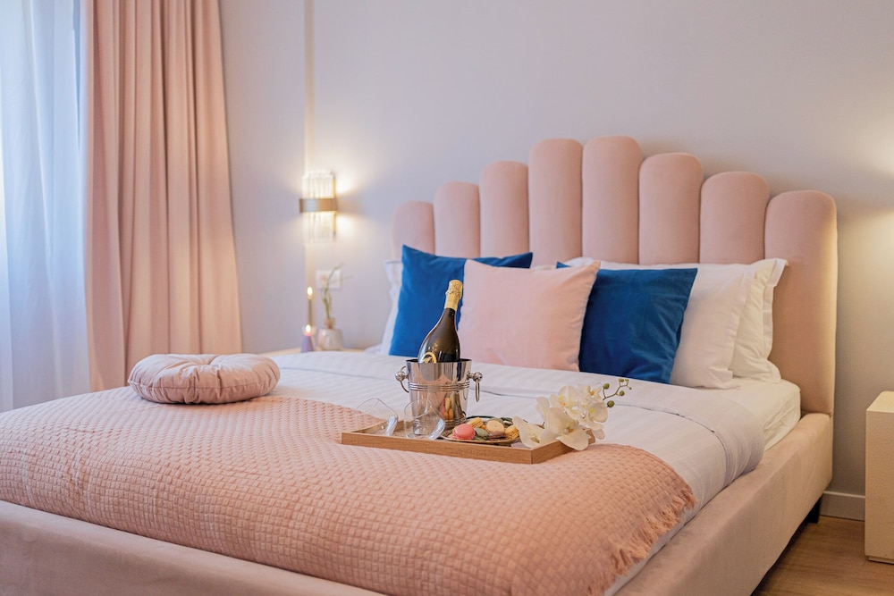 Designer 2-Bedroom Flat with Balcony & Full Amenities Steps from Piata Universitatii