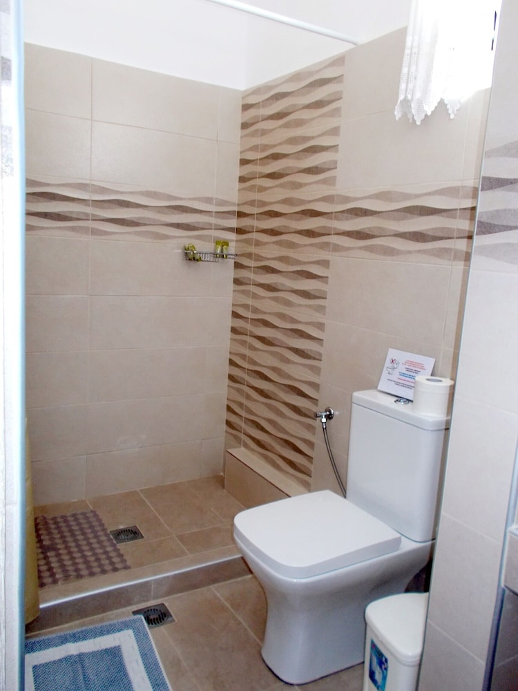 Maria Studios en Alonissos — bathroom