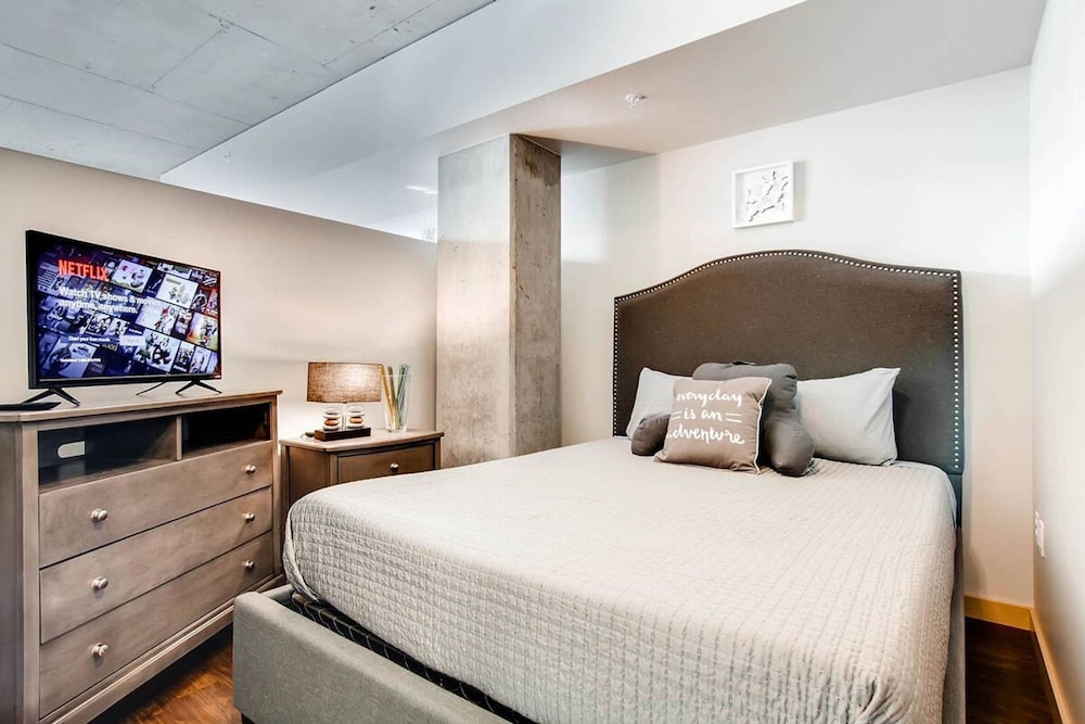 1 Location 2BR Across From Space Needle -vr1