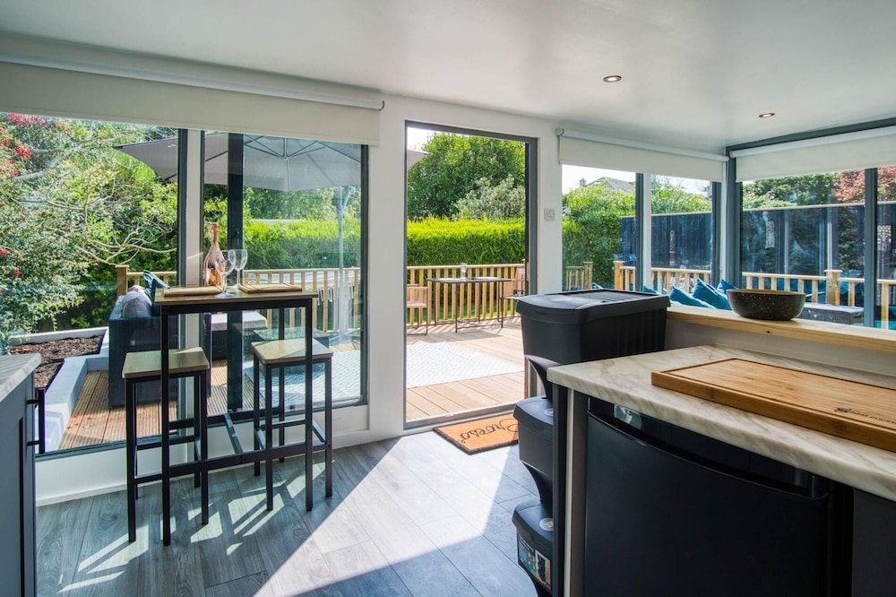 Cedars Lodge - Hot Tub - Penally - Tenby