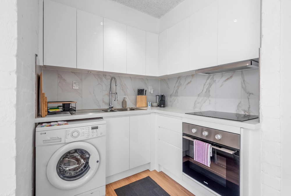 Cozy 1BR Stay in South Yarra With Parking & Wi-fi