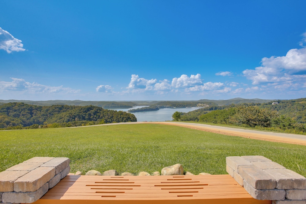 Dale Hollow Lake Views & Hot Tub: Tennessee Escape