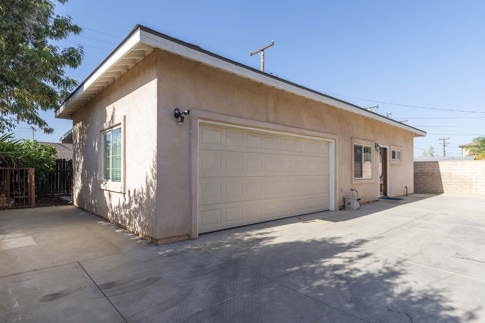 Elegant Retreat Modern Comforts, Prime Location
