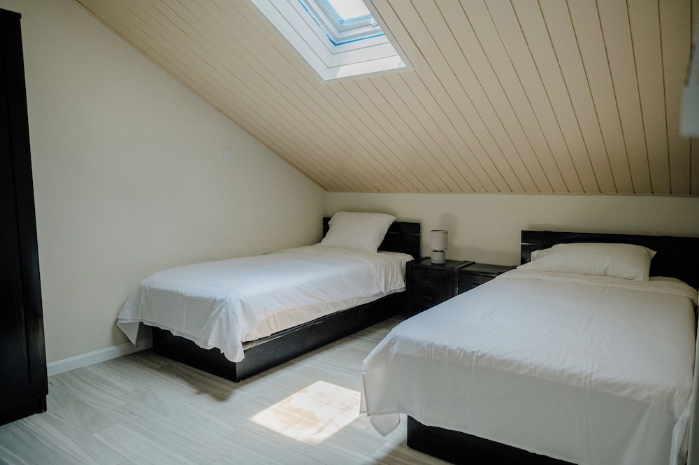 Spacious 4-bedroom Apartment 2 km From Eagle Beach - Dream Suites Aruba