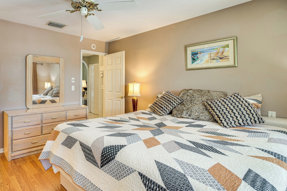 Walk to Sugar Sands: Retreat in Fort Myers Beach