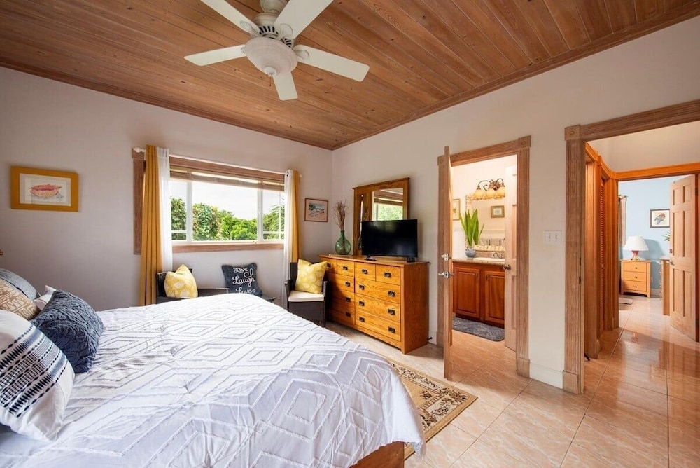 Chat N Chill - Top Floor Condo, Walk To Pink Sands Beach 2 Bedroom Townhouse
