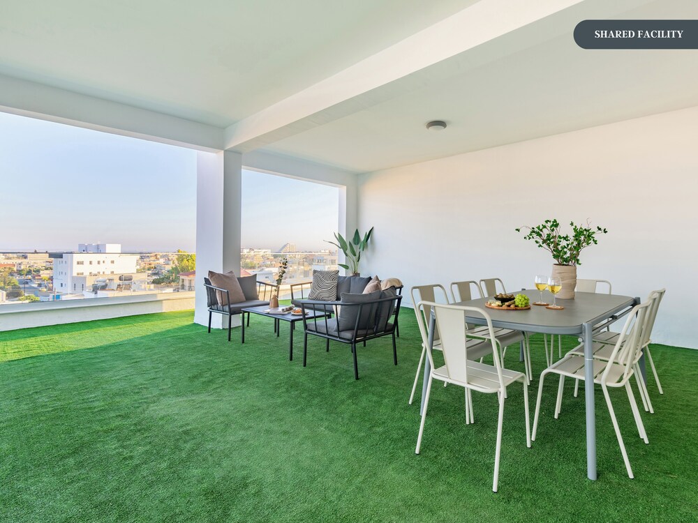 Sanders Cruise - Elegant Studio Apt With Balcony
