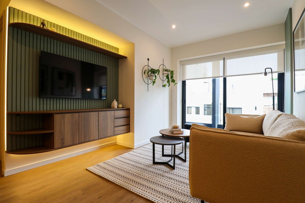 w Elegant 2BR w Balcony Near Larcomar