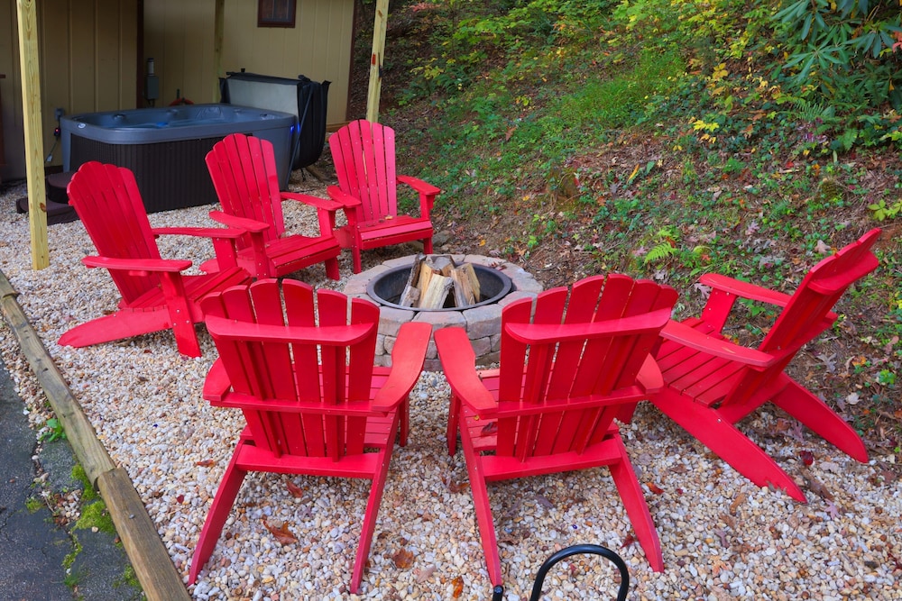 Bear Creek Lodge and Cabins in Helen Ga - Pet Friendly, River on Property, Walking Distance to downtown Helen