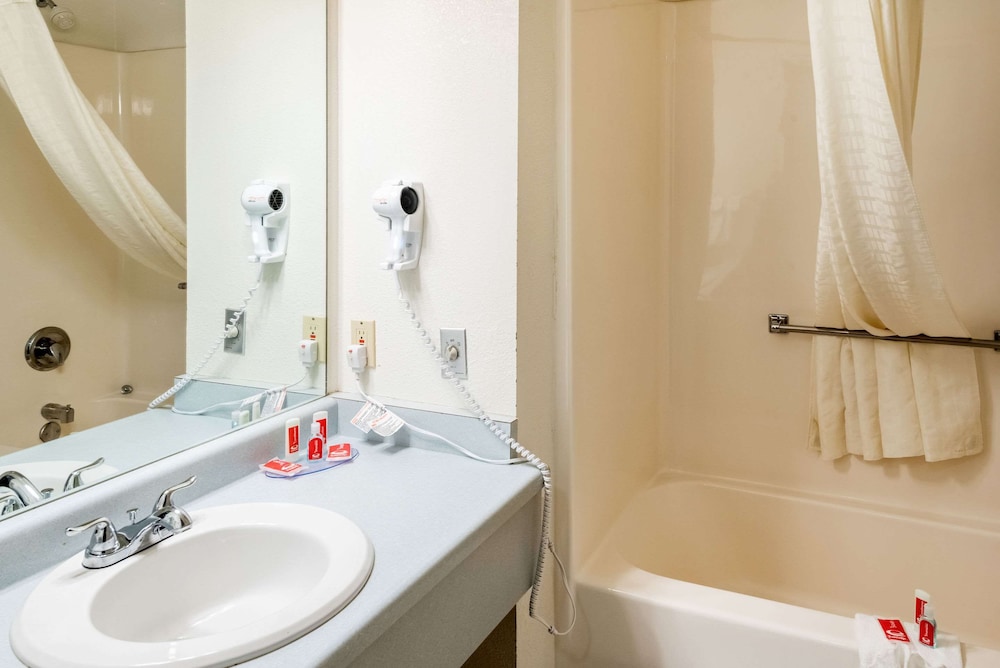 Canon City Vacations - Econo Lodge - Property Image 1