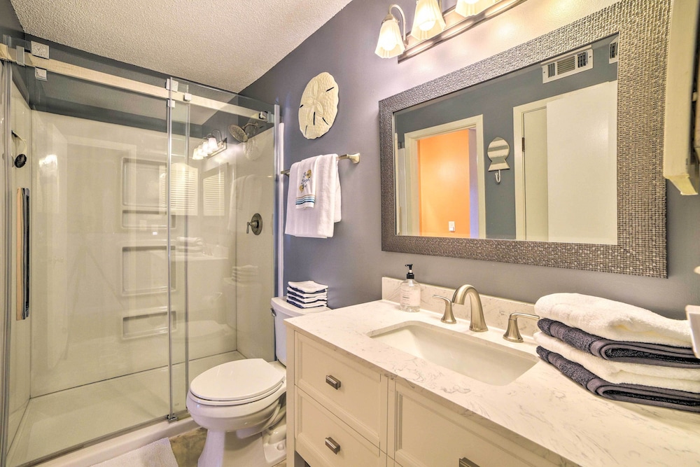 Beautiful PCB Townhome: Balcony & Resort Amenities