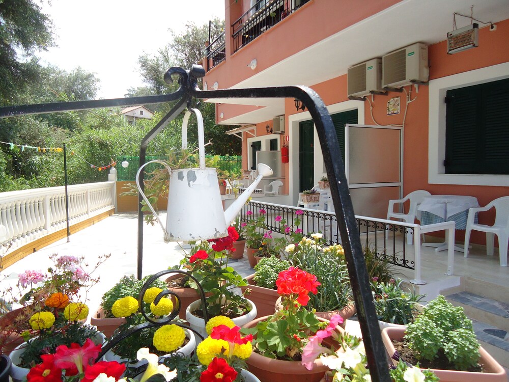 Almyra Apartments & Studios