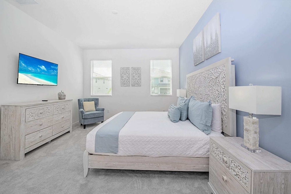 Upstay Luxury Resort Home w Pool & Patiosleeps 26
