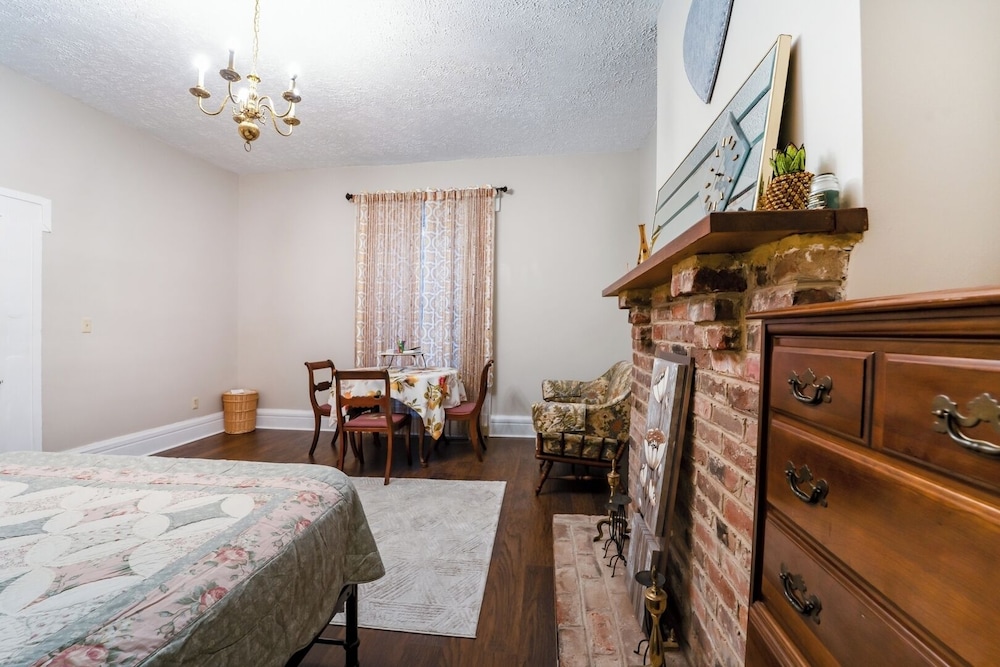 Central 4BR Historic Gem Near Colleges