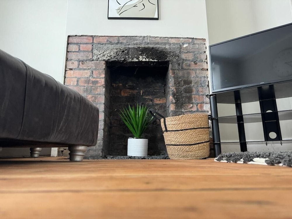Cosy 2 Bedroom Home With Parking Near City Centre