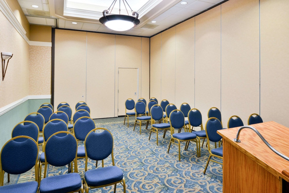 Collinsville Vacations - Quality Inn Dutch Inn - Property Image 8