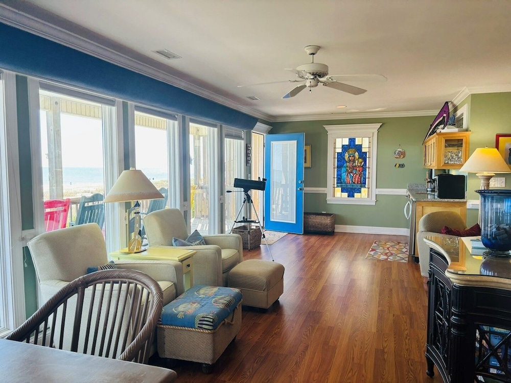 Clamelot 4 Bedroom Home by RedAwning