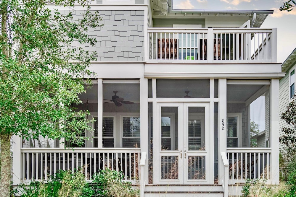 Pearl by Avantstay Idyllic Seaside Getaway w 2 Large Decks Lush Garden