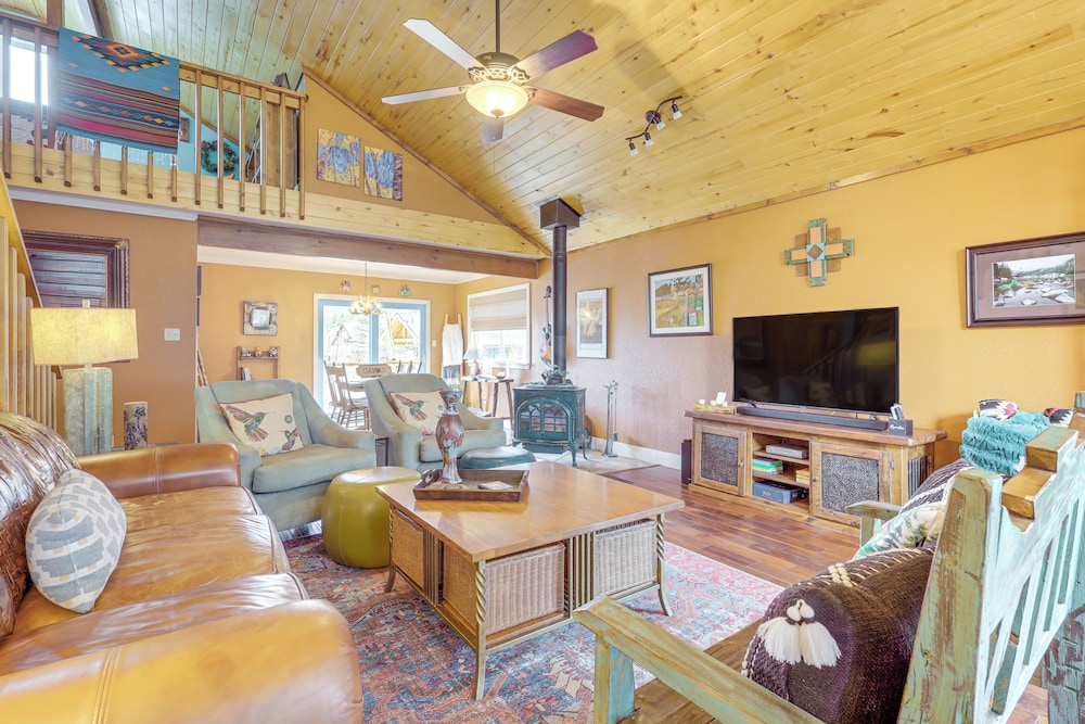 Walk to Main St: 'mountain Creek Home' w/ Chiminea