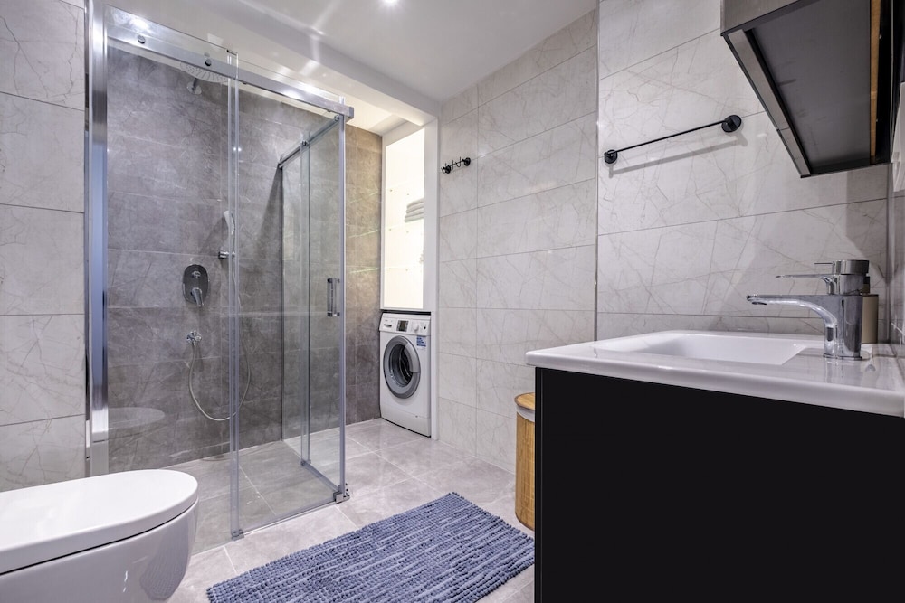 Colorful and Central Flat With Balcony in Besiktas