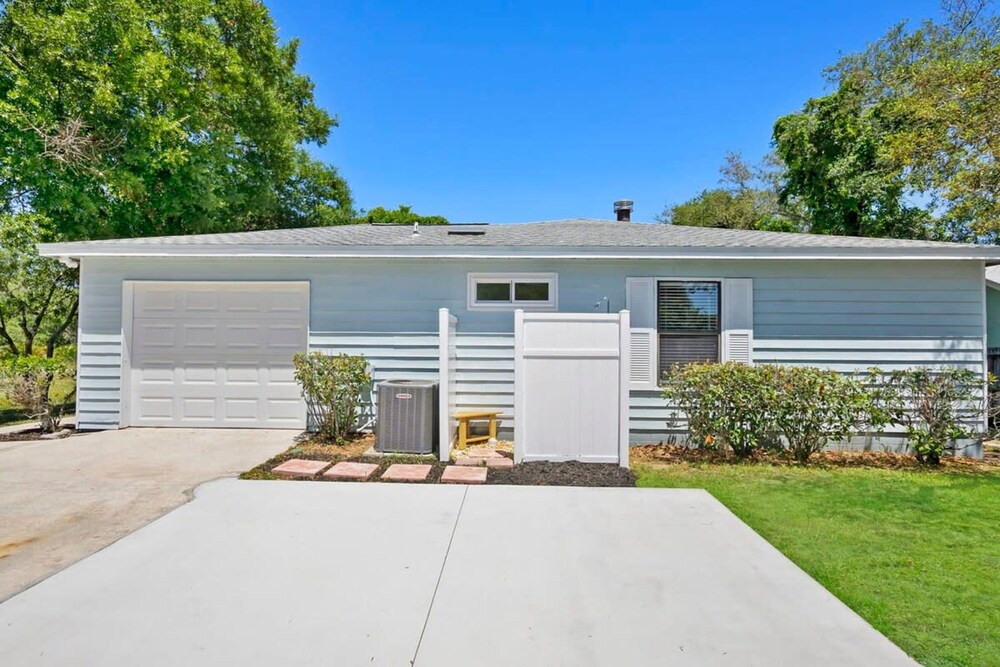 Walk to Beach BBQ Screened Patio Beach Gear