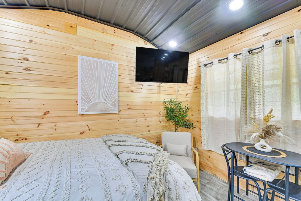 Hot Tub, Fire Pit: Lake-view Catlettsburg Getaway!