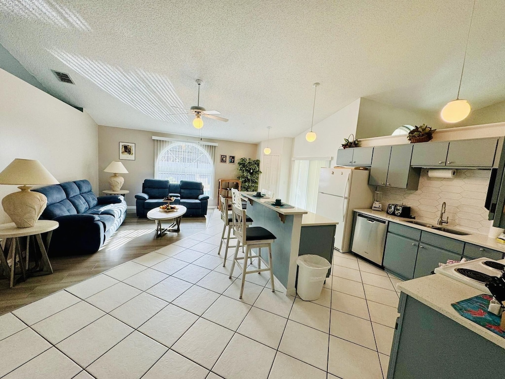 Amazing 3/2 Vacation Home With Private Pool!!