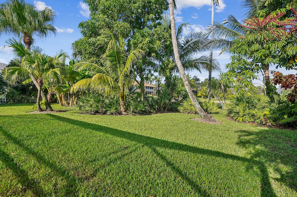 Relaxed Tropical Retreat 5 Miles To Beach 3 Bedroom Home