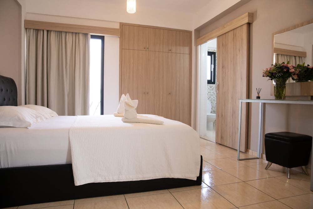 Valentina Coastal Suites in Central Paphos 3