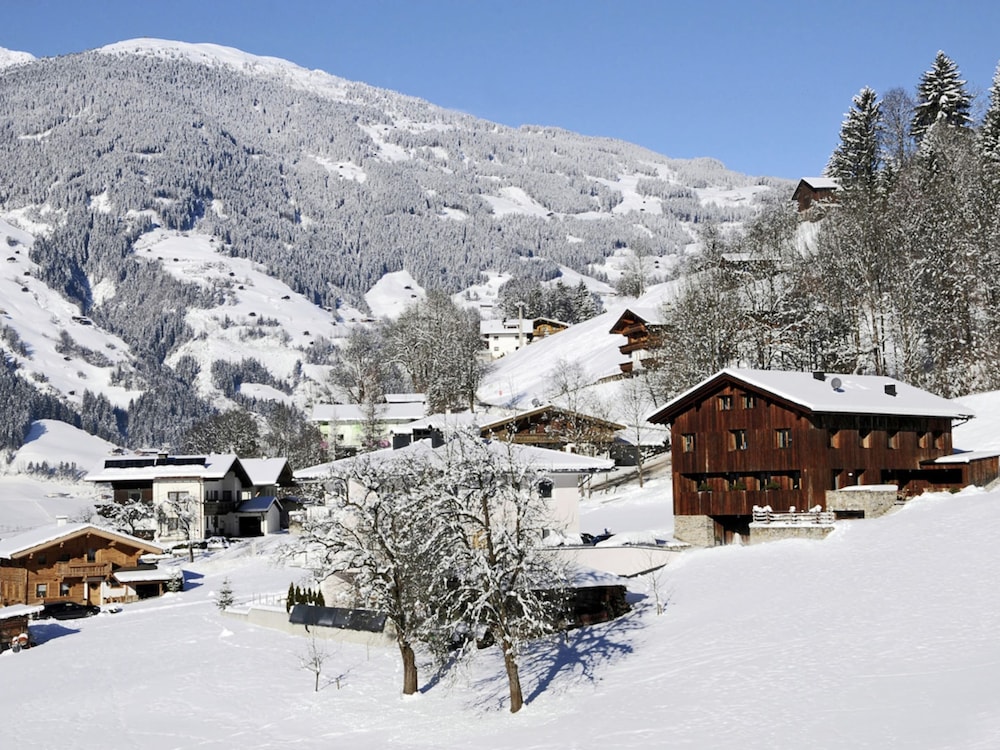 Grand Apartment in Mayrhofen With Infrared Sauna & Artistic Interiors