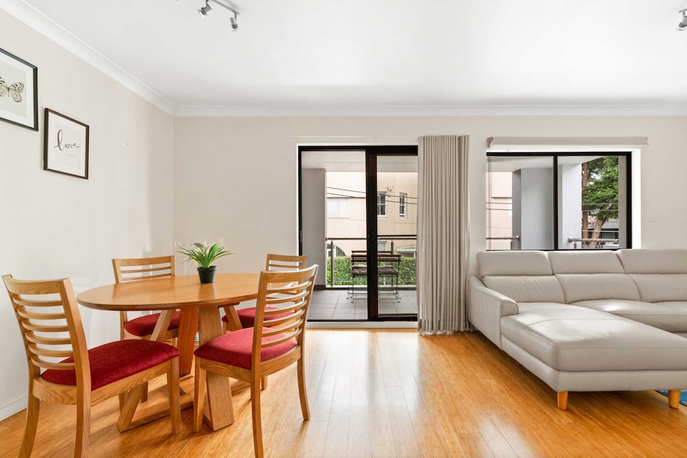 Lovely 2-bed With Balcony