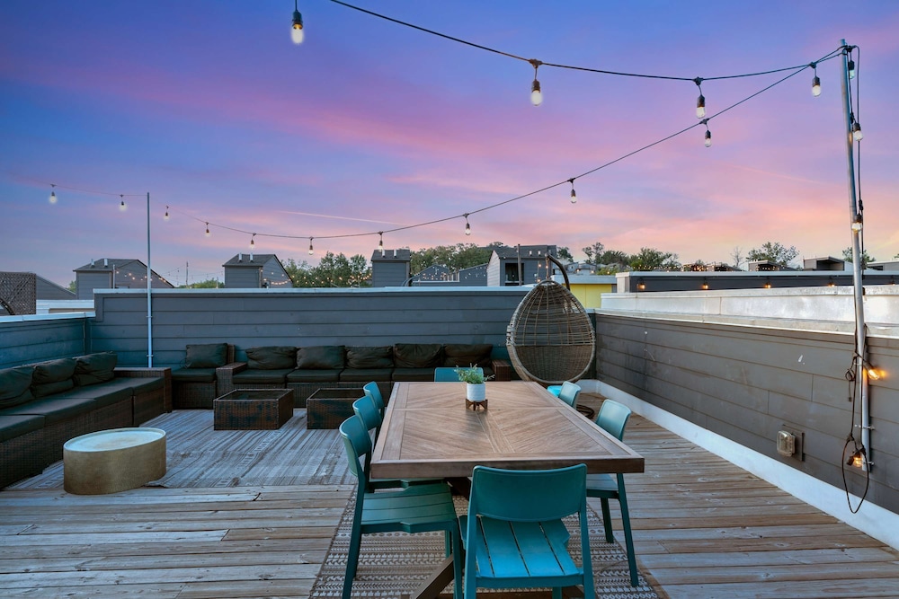 Rooftop Deck 2 Car Garage Near Downtown Nashville