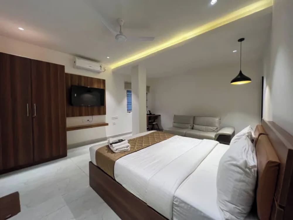 Fabhotel Serenity I