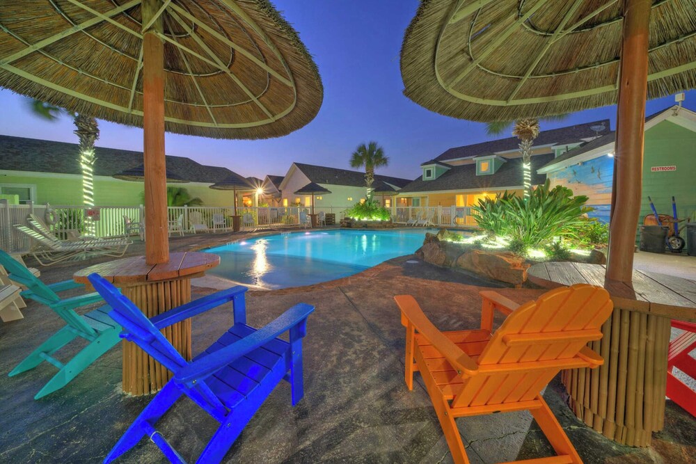 Sleeps 18 2 Beach Homes w/ 2 Pools, Playground, Covered Patios Pirates Bay