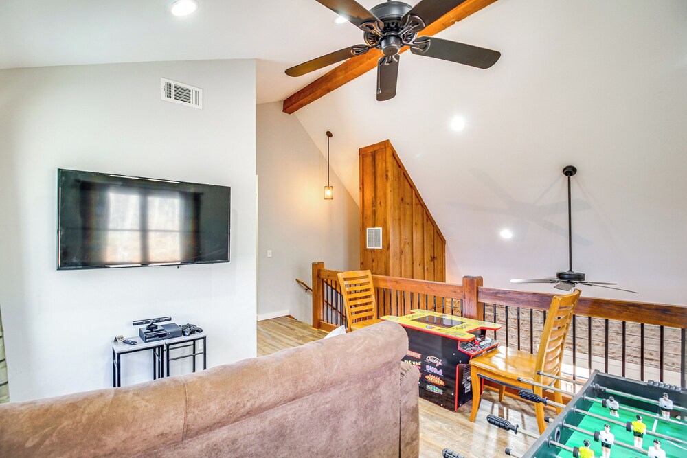 Hot Tub & Movie Room: Updated Cabin in Ellijay!